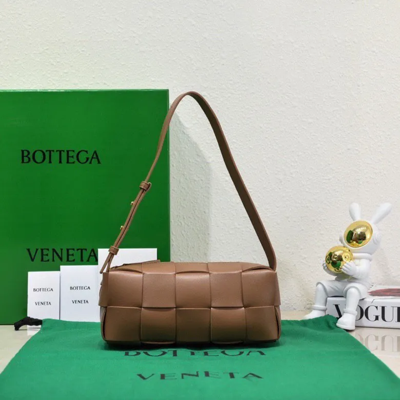Batch 1420 BV autumn and winter beautiful armpit bag, breaking your definition of armpits BOTTEGA's new BRICK CASSETTE is small and exquisite, breaking the definition of underarms without capacity. It is no longer a small waste bag, but also a classic woven style. Why not buy such a bag? The soft sheepskin material shows a sense of luxury. Style number: 9305 Size: 23.5*10*10cm